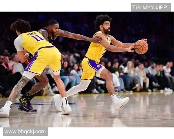 今日湖人对阵热火比赛实时比分更新及精彩瞬间回顾